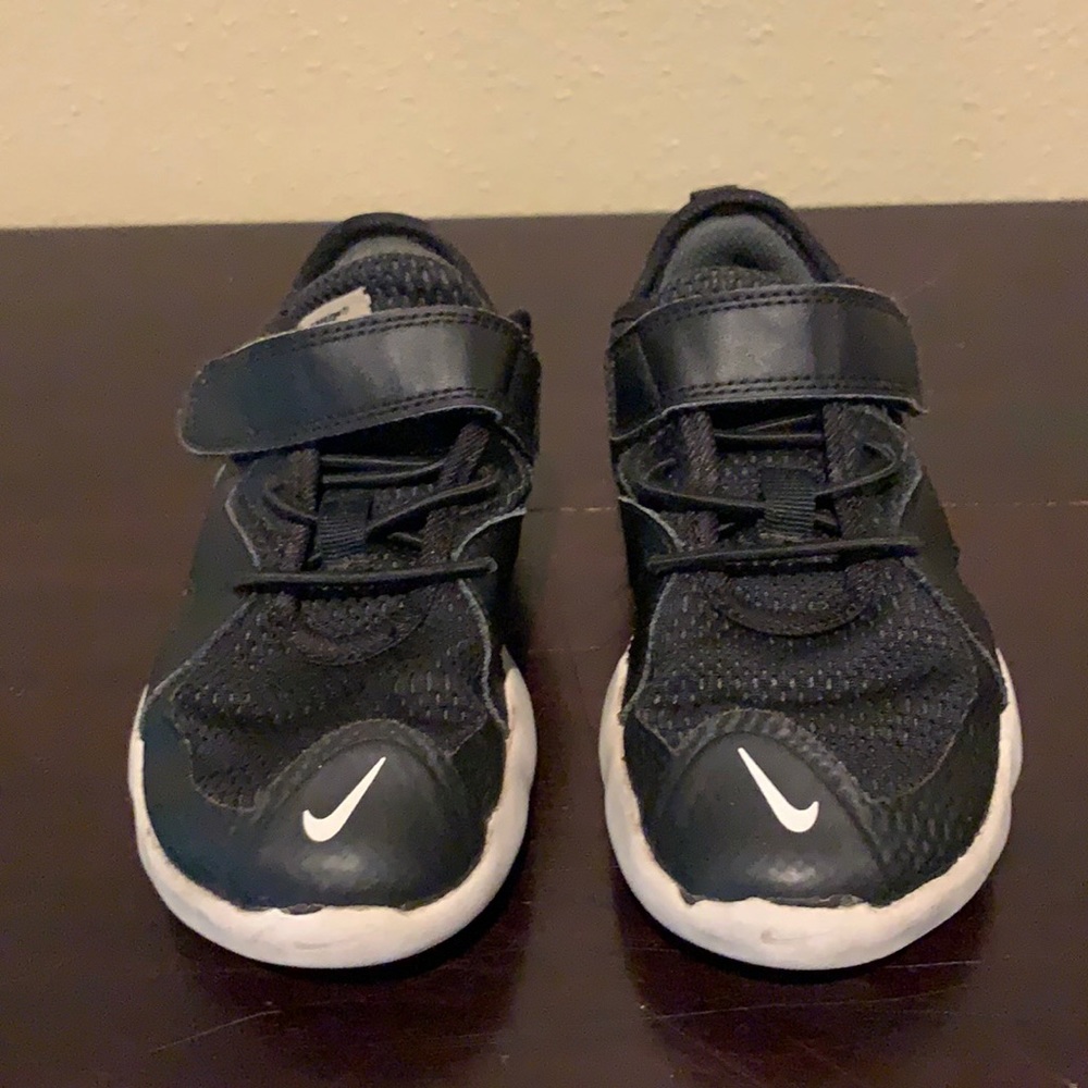 Tennis shoes